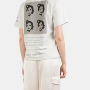 T shirt med tryck på ryggen - Säljer denna supercoola t shirt från nathalie schuterman. Nypris 1400 och går inte att få tag på. Kan skicka egna bilder❤️❤️