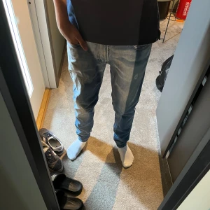 Replay anbas  - Säljer ett par snygga blå jeans från Replay Anbass i storlek 32/32. Jeansen har en klassisk femficksmodell, lätt slitna detaljer och en tvättad look. De är raka i benen och har normal passform. Perfekta för dig som gillar en avslappnad men stilren vibe. Pris ej hugget i sten! Skriv ifall ni har fler frågor😊