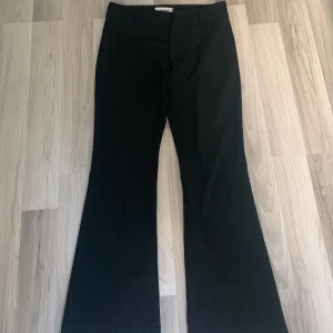 Svarta bootcut kostymbyxor Pull&Bear - Svarta kostymbyxor från Pull&Bear med bootcut-silhuett. Byxorna har hög midja, klassisk dragkedja och knappstängning samt hällor för bälte. Snyggt stilrena och perfekta till en dressad look. Pris kan diskuteras 