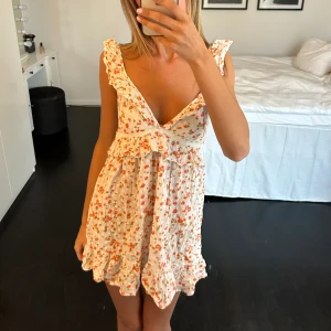 Klänning  - Så söt klänning från Asos, storlek 34🩷