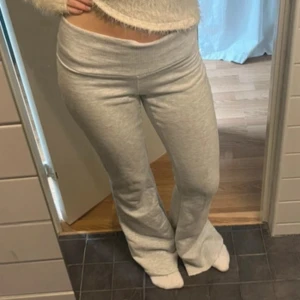 Lågmidjade bootcut byxor  - Säljer dessa Lågmidjade gråa bootcut mjukisbyxorna 💕💕