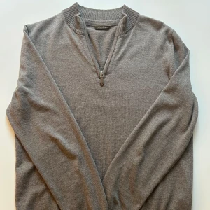 Stenströms merinoull - Säljer denna snygga merinoull tröjan från Stenströms, den är i väldigt bra skick (inga defekter). Nypris på denna ligger runt 2000, mitt pris 450. Notera att storleken är L men skulle säga att den sitter mer som S-M. Hör av vid frågor🙌