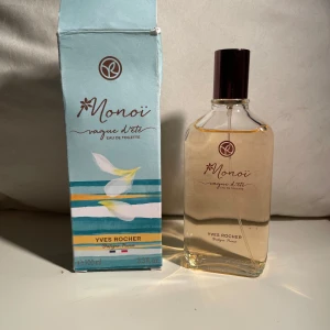 Yves Rocher Monoi Vague d'été Eau de Toilette. 100 ml - Fräsch parfym från Yves Rocher, Monoi Vague d'été, med somrig doft inspirerad av sol, sand och hav. Flaskan är genomskinlig med brun kork och rymmer 100 ml. Kommer i ljusblå kartong med färgglada detaljer och blommotiv. 