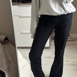 Svarta kostymbyxor från Bik Bok - Svarta kostymbyxor från Bik Bok i storlek 34. Säljer även ett par likadana grå/beiga💕