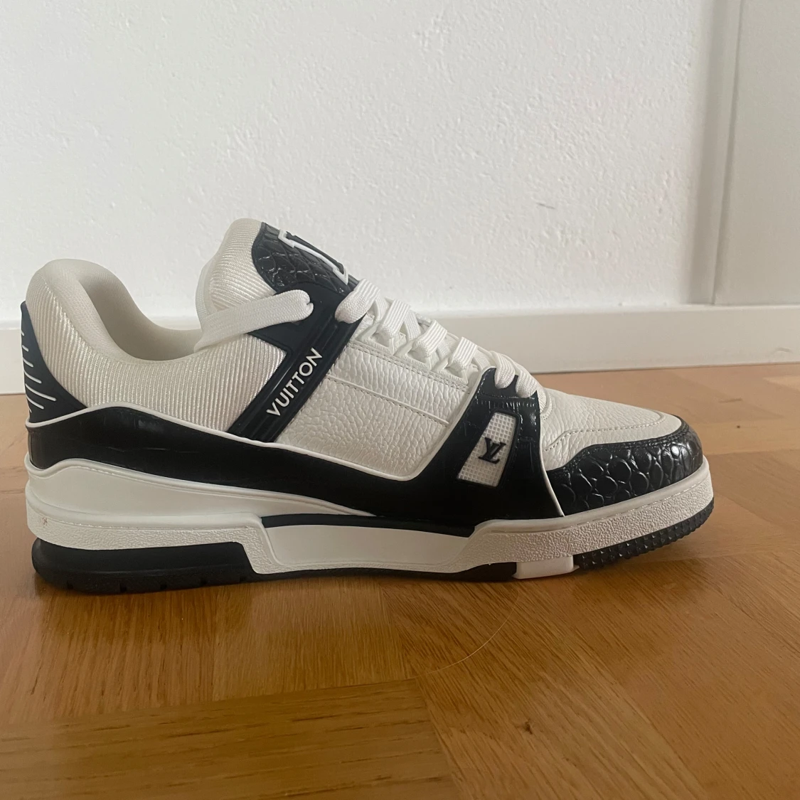 Louis Vuitton sneakers svart/vit