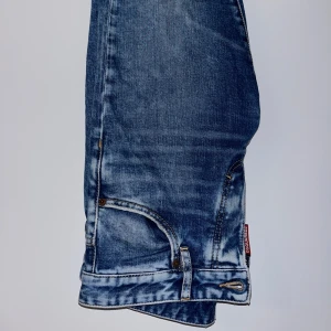 Dsquared2 - jeans - Dsquared2 - jeans strl 46 Använd, cond 9/10 Nypris 4.000:- Mitt pris 2.200:-