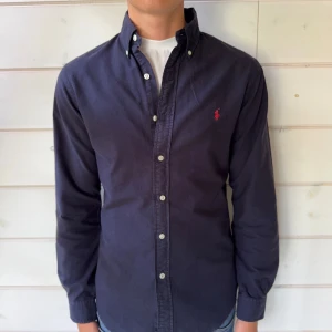 Ralph Lauren Skjorta - Ralph Lauren skjorta (Slim fit) | Size: S | Skick: 8,5/10, knappen längst ner är utbytt med en av extraknapparna som fås med, se bild. | Hör av dig vid frågor och funderingar | Vänliga hälsningar!