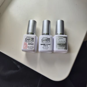 Depend GeliQ gellack - Säljer tre helt nyköpta flaskor Depend GeliQ gel-lack steg 2,3 och 4 : en Base Coat, en Top Coat och en färg i Sparkling Simplicity  med skimrande finish. Perfekt för att fixa snygga naglar hemma!Nypris: ca 230 kr OBS: läs instruktioner och risker innan!