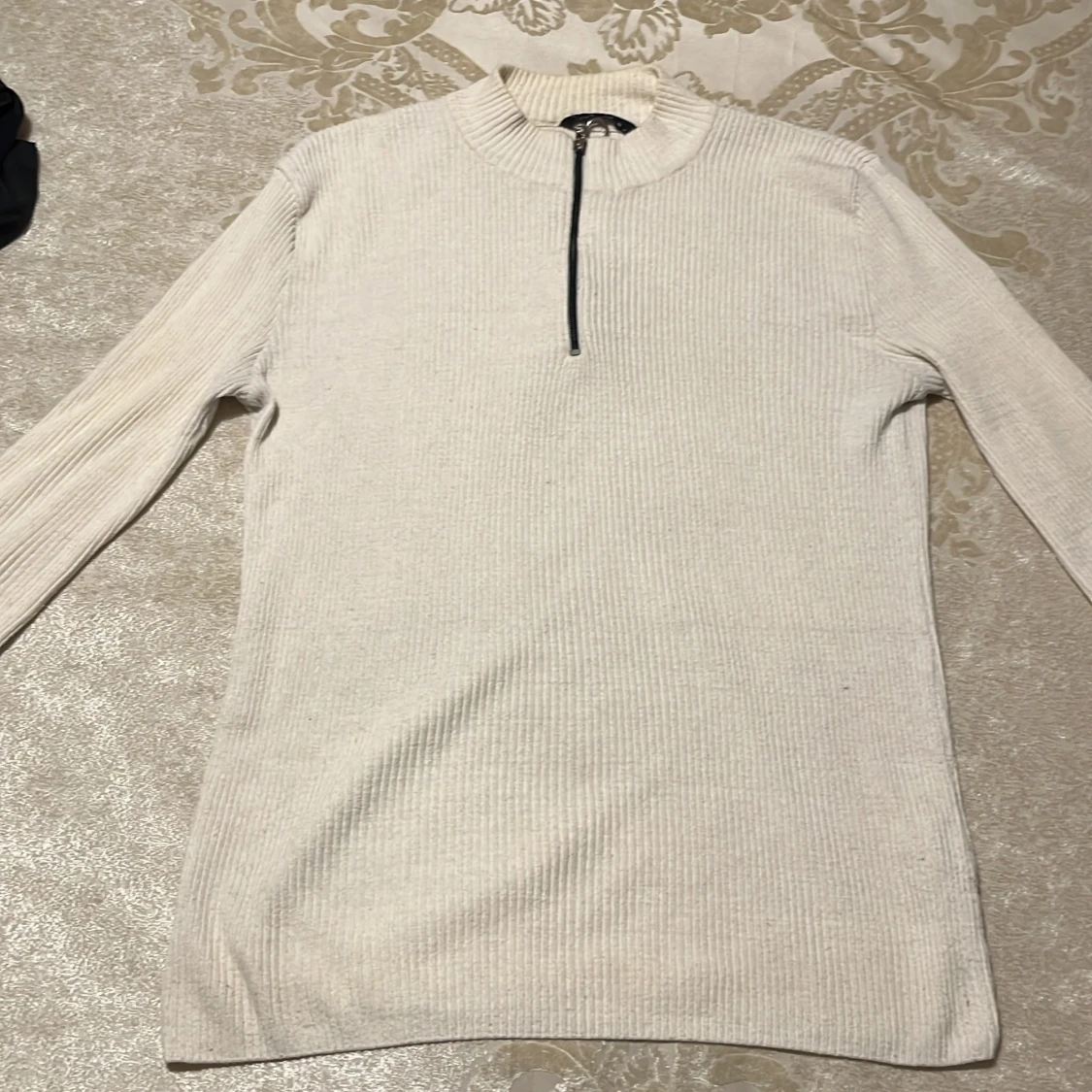 Beige ribbad stickad tröja med half zip
