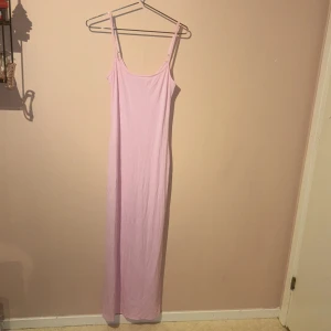 Rosa lång klänning  - En fin rosa lång klänning! Jag är 158 och den passar på mig, så passar dej som år runt 155-165 skulle jag tro! Pris kan diskuteras och skriv för fler bilder!💓