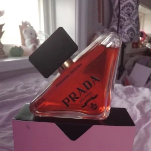 Prada Paradoxe Intense EdP - Prada Paradoxe Intense Eau de Parfum 90ml med en unik trekantig glasflaska och svart lock. Säljer denna då jag inte använder den! 🩷