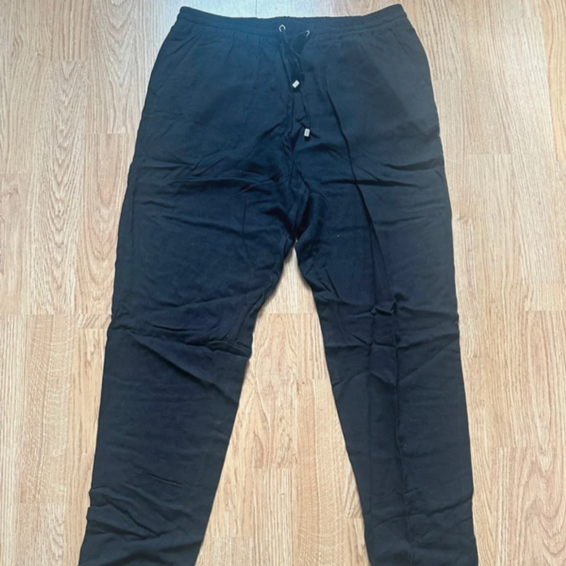 Svart pull-on byxa med snörning