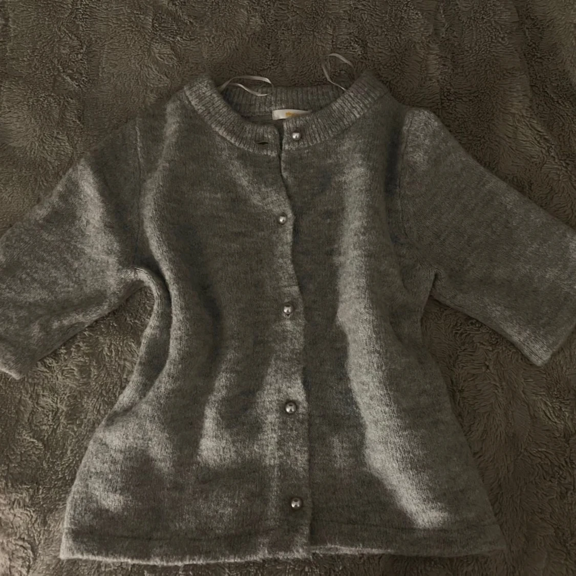 Grå stickad kofta med pärlknappar - 1