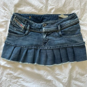 Jeanskjol med volanger från Diesel - Supersnygg kort jeanskjol från Diesel med volangkant nedtill. Midjemåttet är ca 36 rakt över. Hör av dig vid funderingar!🩷🌟