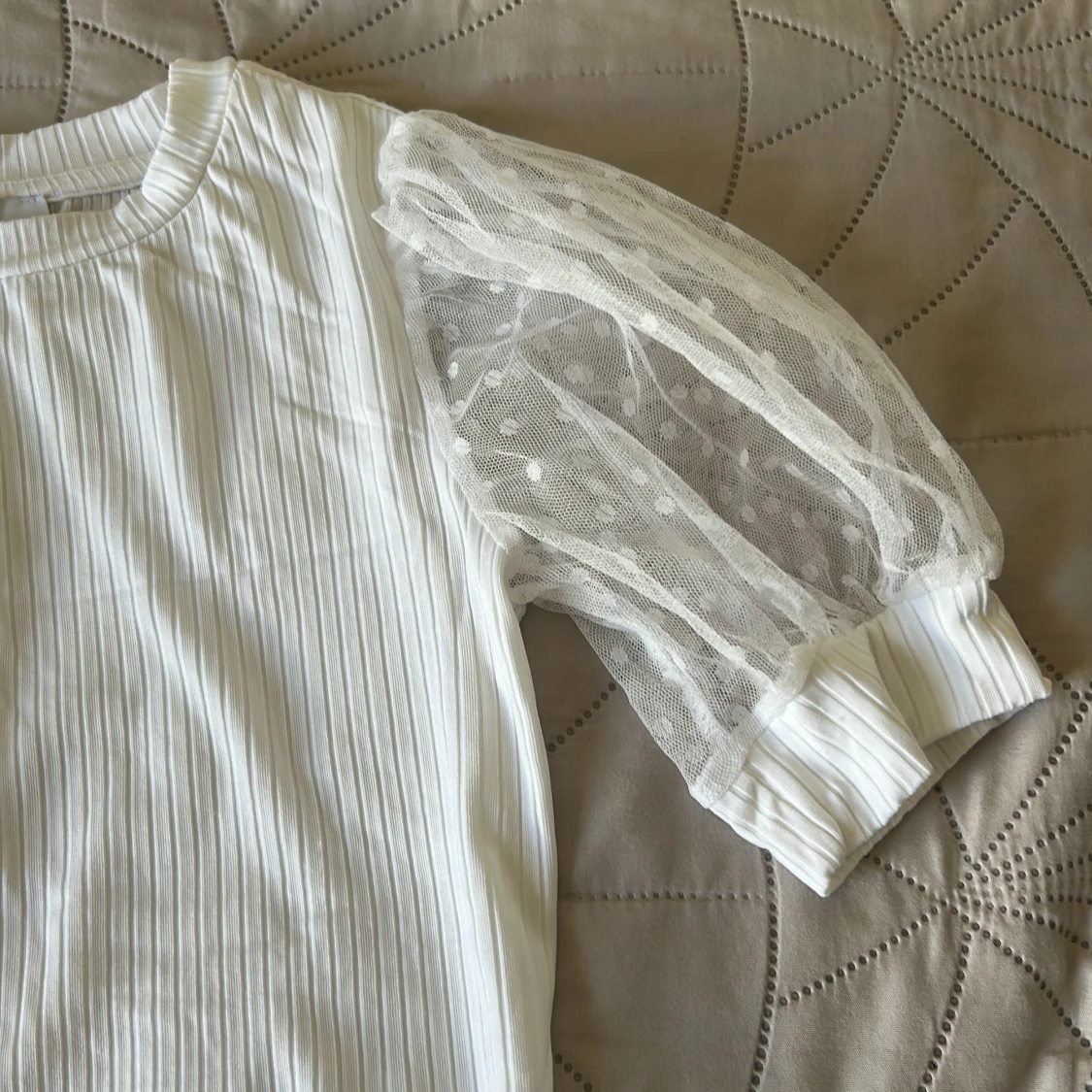 Polka dot Vit ribbad topp med puffärm Reserved XS - 1