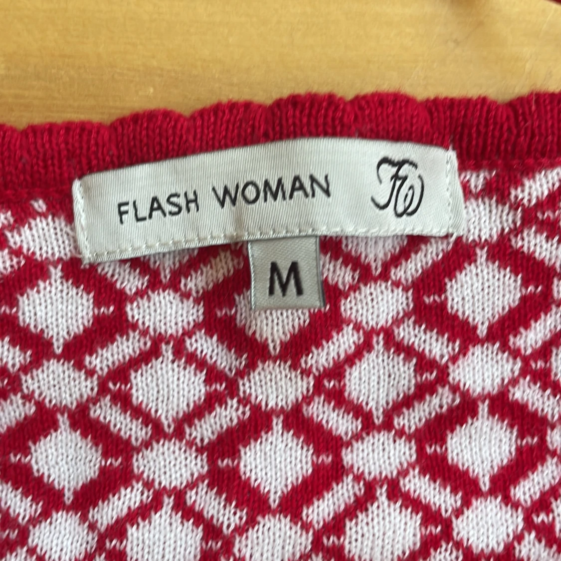 Rödvit mönstrad kofta från Flash Woman - 2