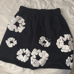 Denim tears shorts - Använt få gånger. Storlek M