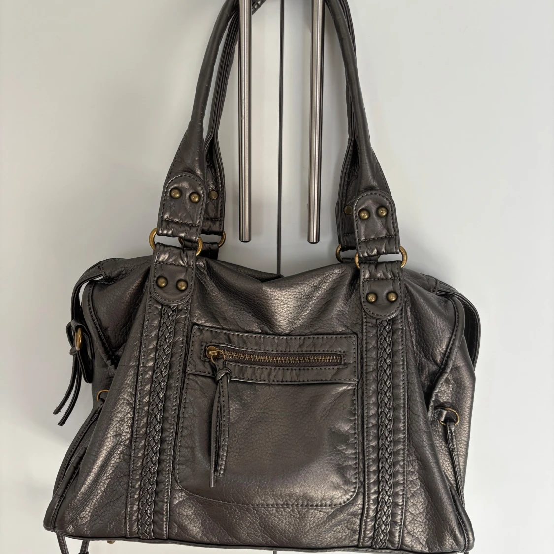 Silvrig handväska med flätade detaljer