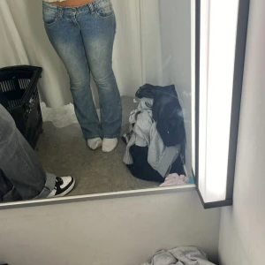 Blå jeans - Säljer ett par blå lågmidjade jeans med bootcut passform och ljus tvätt. De är från brandy Melville och strl s, säljer då de är för små