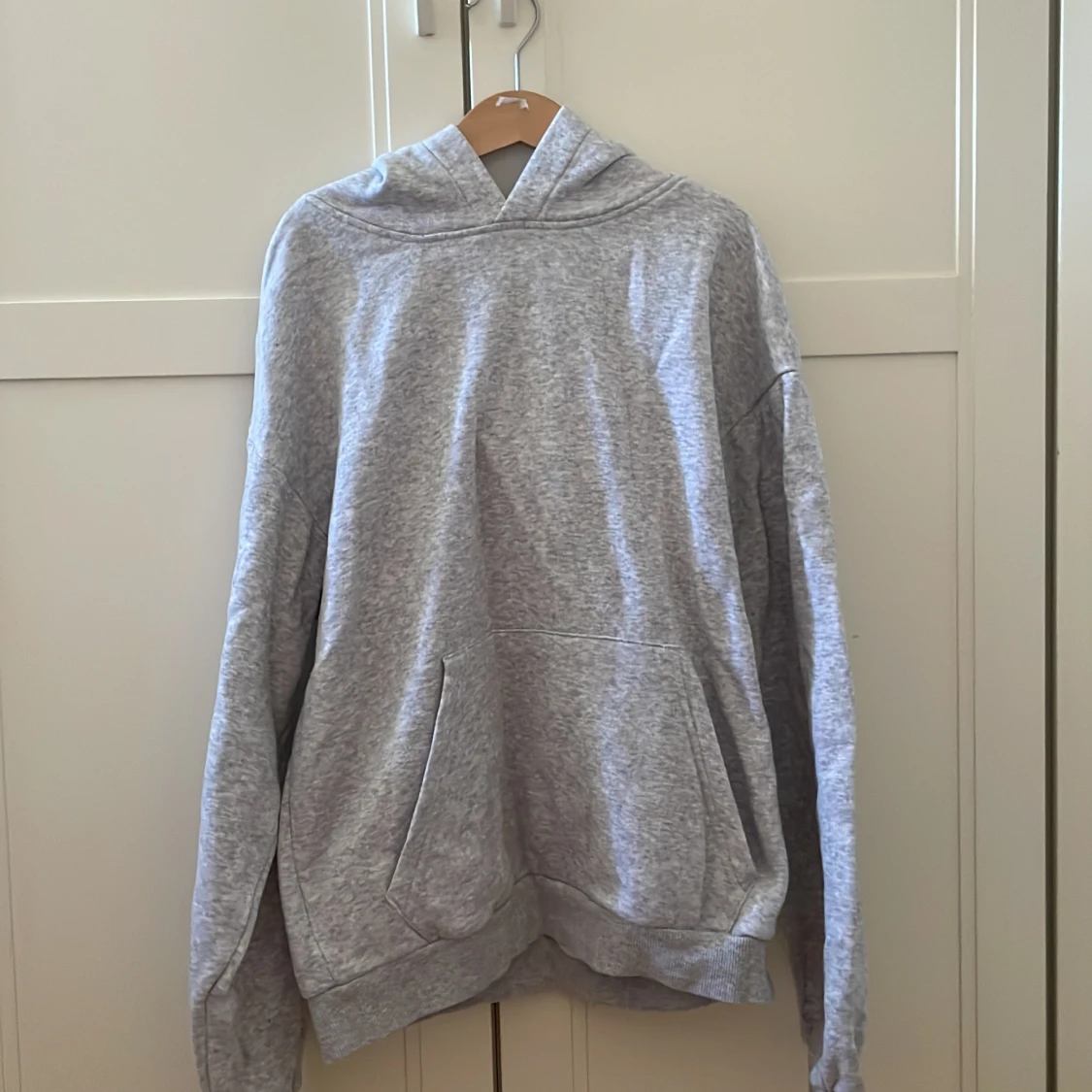 Basic grå hoodie