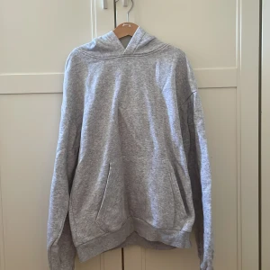 Basic grå hoodie - En helt vanlig grå hoodie från hm, storlek 146/152. Hur bra som helst till hösten eftersom den passar till allt 