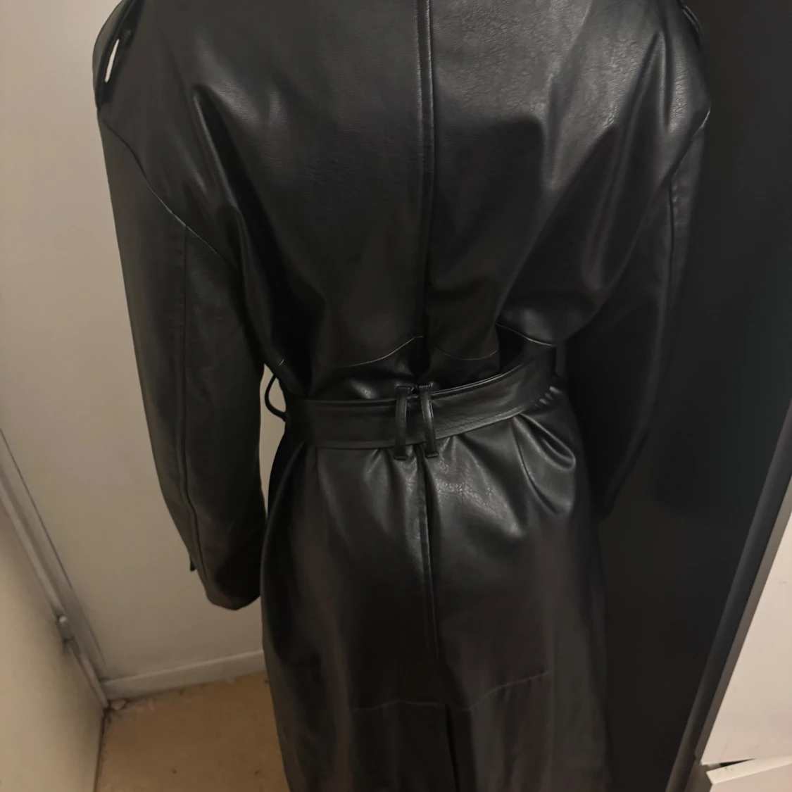 Svart skinn trenchcoat med bälte - 1