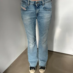 Bootcut jeans från Diesel W26 - Bootcut jeans från Diesel i ljusblå. Passar någon som är 165 cm. 