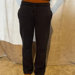 Marinblå mjukis byxor  - Säljer ett par marinblå mjukisbyxor från Gina tricot de är lose och lågmidjade. Storlek xxs men passar xs. Lite urtvättade men de syns inte så mycket 💕