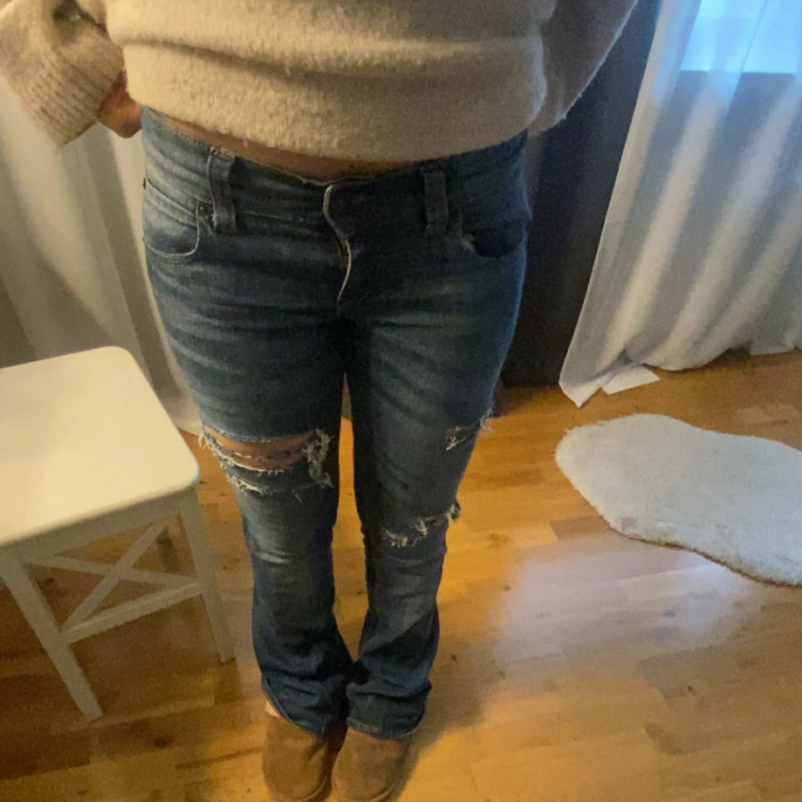 Levis blå bootcut jeans med egna hål