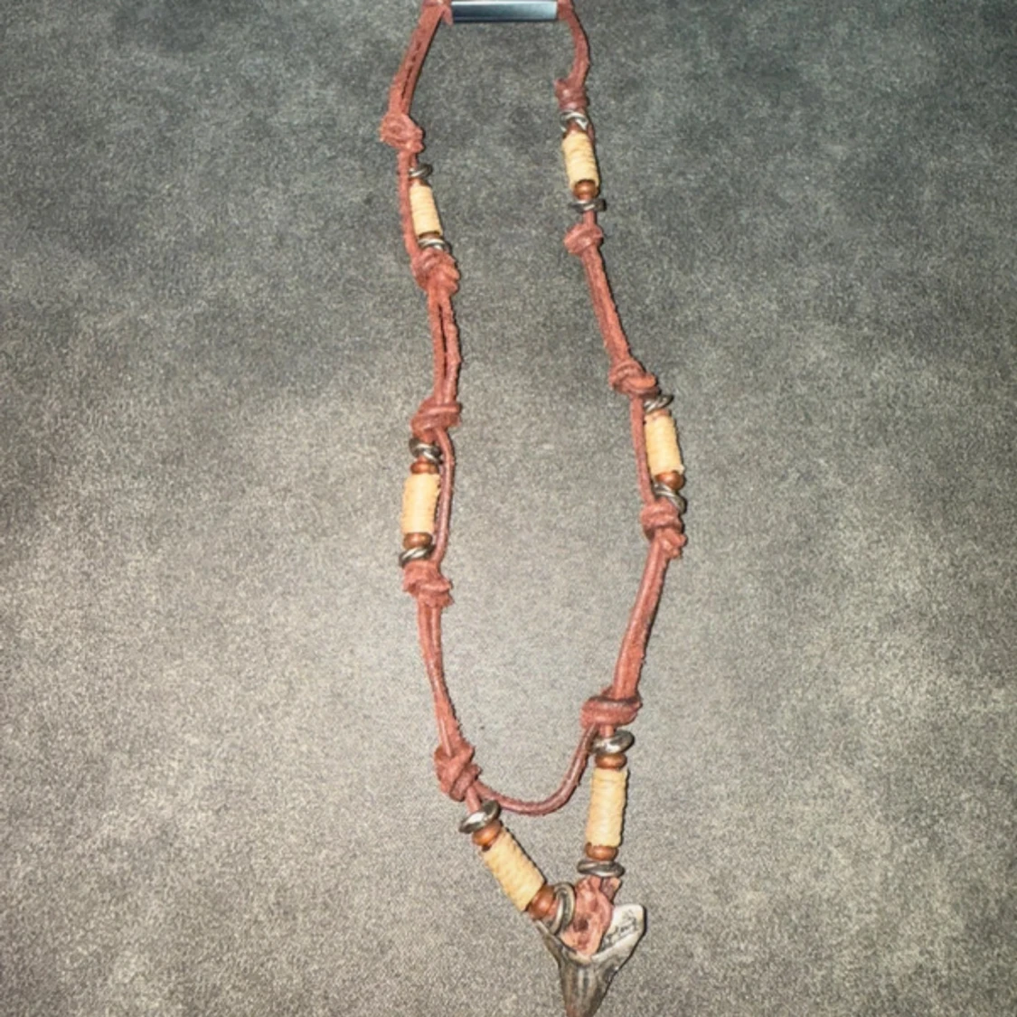 Halsband med hajtand och bruna detaljer - 1