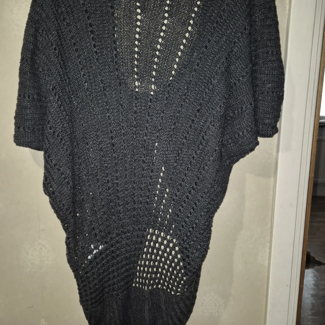 Mörkgrå stickad kofta med knapp - 2