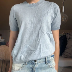 Ljusblå topp med kort ärm - Kommer tyvärr inte till användning🩵🩵 liten i storlek 