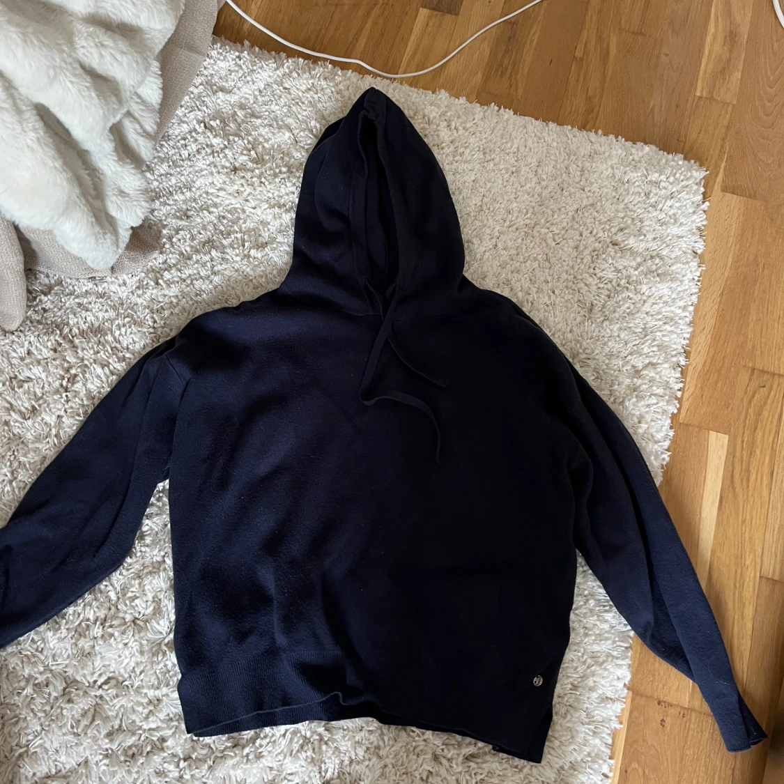 Mörkblå stickad hoodie - 1