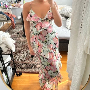 Blommig klänning - Så snygg klänning från zara! Helt slutsåld. Nypris 899kr. Helt oanvänd!
