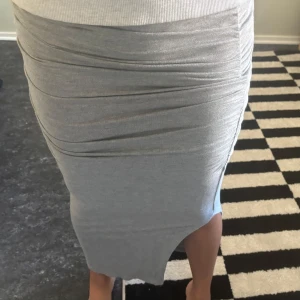 Långkjol  - Resor band på sidorna och slits på ena sidan. Jätte fint skick. Priset går att diskuteras vid snabb affär. 