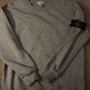 Stone island sweatshirt  - Hej! säljer en sprillans ny stone island sweatshirt för den ej passar mig längre ! Passar perfekt till hösten som håller på att starta, storlek M men passar även S! skriv gärna om ni har funderingar.           (ÖPPEN FÖR BYTEN)