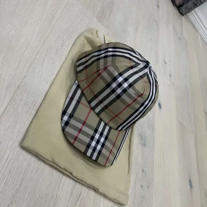 Burberry keps - Snygg keps från burberry. Allt på bilden ingår.
