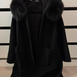 Svart kappa med päls - Kommer ej till användning! Nypris: 2199kr