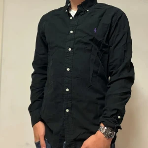 Polo Ralph Lauren Skjorta | M, Slim fit  - Säljer en sjukt fet Ralph Lauren skjorta| Nypriset ligger på ~ 1800kr, mitt pris, 499kr | Storlek M, slim fit | Jag på bilden är 181,71kg | Inga synliga defekter, därav mycket bra skick | Skriv vid intresse ! 💫😉