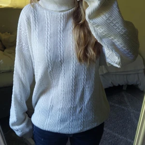 Vit polotröja med kabelstickat mönster - Säljer en vit polotröja med snyggt kabelstickat mönster och ribbade muddar. Vet inte vilket märke men skulle säga att den passar som en xs. Mycket bra skick säljer ba då den inte kommer till användning längre.