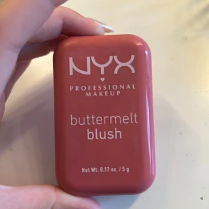 NYX Buttermelt Blush rosa - NYX Buttermelt Blush i en snygg rosa nyans med skimrande finish. Kommer i en kompakt, rektangulär dosa med spegelblank yta och mönstrad yta på själva rougen. Perfekt för att ge kinderna en fräsch och livlig färg. Säljer pågrund av att det inte är min färg och den e aldrig använd