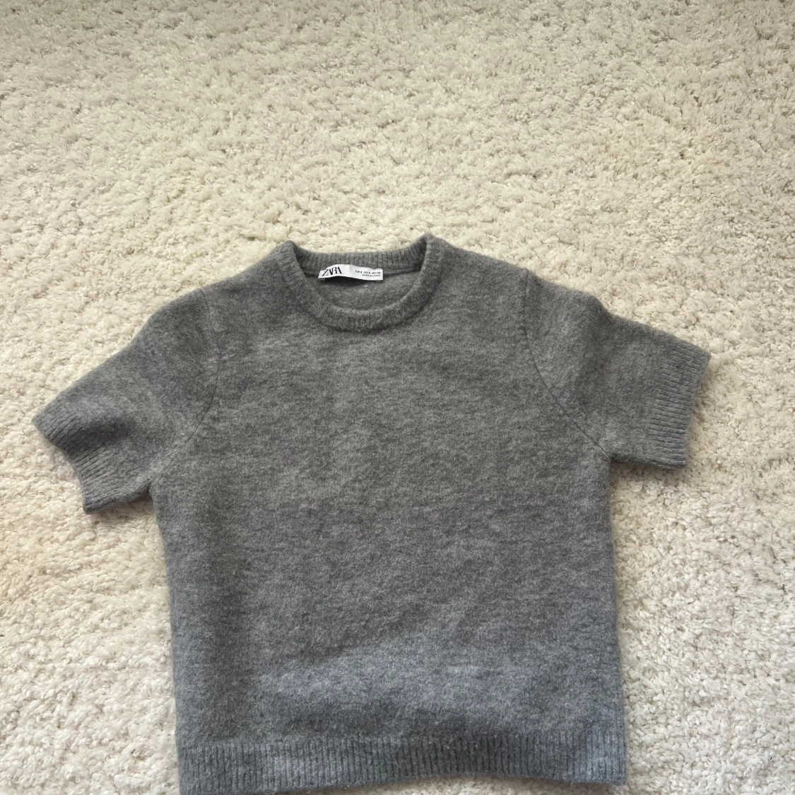 Grå stickad kortärmad tröja från Zara