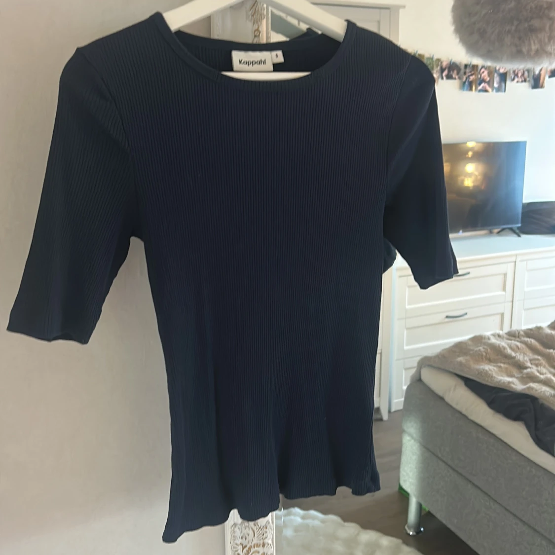 Mörkblå ribbad topp från Kappahl