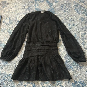 Svart glittrig klänning - Säljer min superfina klänning från Gina då den inte längre kommer till användning, endast använt 1 gång, inga defekter💞💞