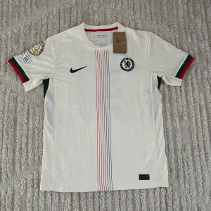Chelsea T-Shirt ”Palmer” - Tjena! Säljer nu min Chelsea tröja. Skicket på tröjan är 9/10. Den är stolek S. Priset kan diskuteras👍. Vid fler frågor/bilder är det bara att höra av sig 👍👍