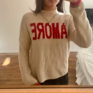 As snygg stickad - Säljer min super coola stickade tröja från Only❤️ kan såklart stryka innan den säljs så den inte är skrynklig!! passar xs-s.