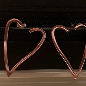 Hjärtformade örhängen  - Snygga hjärtformade silver örhängen 