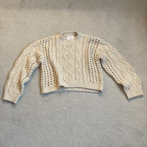 Beige stickad tröja  - Säljer en beige stickad tröja från Zara. Ej sliten men har använts några gånger.