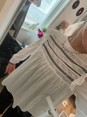 Blus - Fin blus från Hm strl 34 i mycket fint skick! De första bilderna är från förra säljaren men de sista är mina egna, inte mycket använd🥰 Använd gärna köp nu och hör av er vid frågor💓