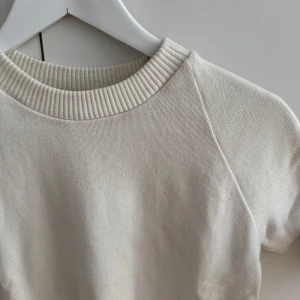 Vit tröja - Vit lite tjockare tröja från Massimo Dutti, sparsamt använd, inga fläckar! 🤍 100 % bomull därav väldigt mjuk 